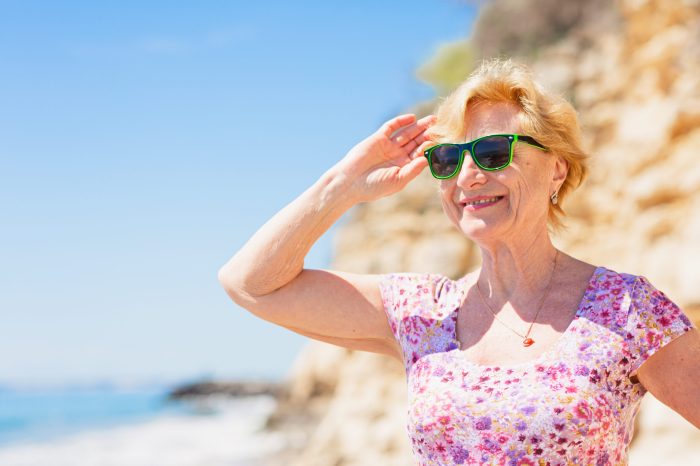 Choosing the right clothing for seniors during heat waves